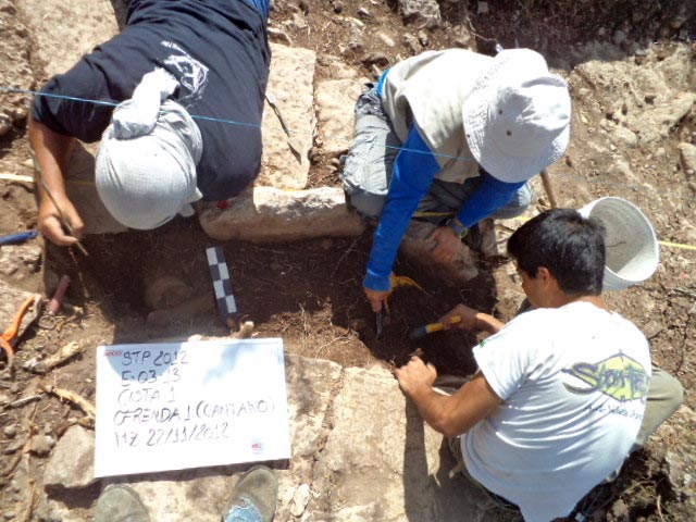 考古学家正在挖掘Cist墓地