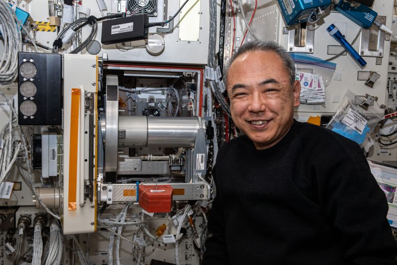 宇航员SatoshiFurukawa Poses