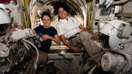 宇航员Loral O'Hara和Jasmin Moghbeli空间服工作