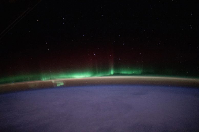 Aurora夜间天空空间站
