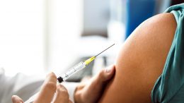 医生HPV疫苗注射