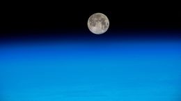 近满月就在地球大气层上方