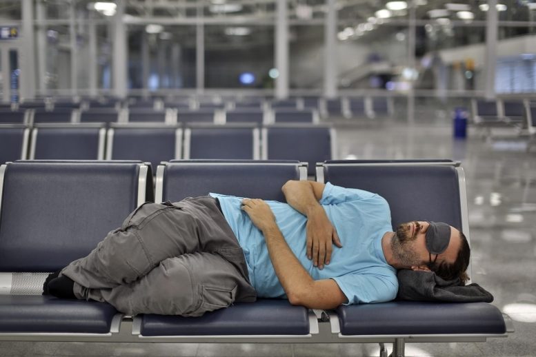 睡在机场