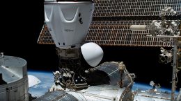 SpaceX龙自由航天器停靠空间站