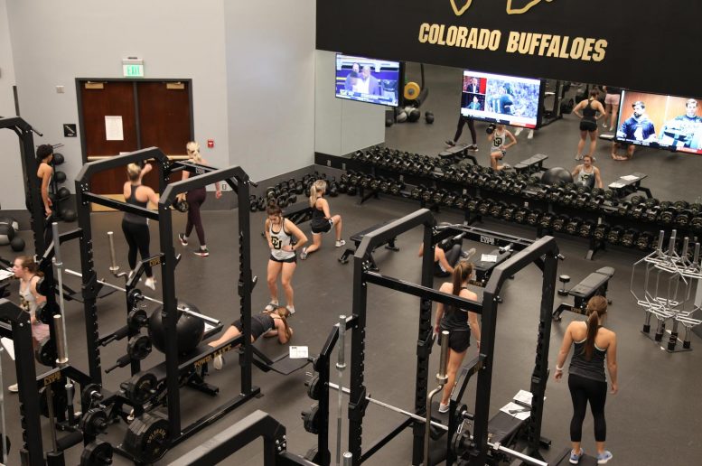 科罗拉多大学博尔德分校的啦啦队员锻炼身体