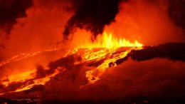 沃尔夫火山2015年爆发