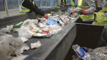 工人分类塑料废物